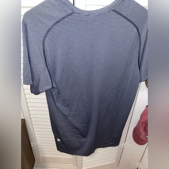 Lululemon Mens Striped / Light Blue Short Sleeve Henley Casual & Workout Medium - Picture 2 of 2